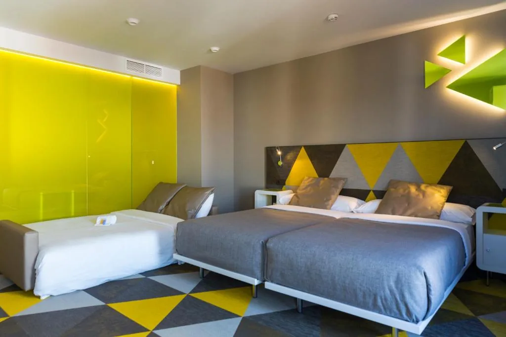 Camera doppia con letto supplementare (2 adulti + 1 bambino) — Hotel Macià Sevilla Kubb