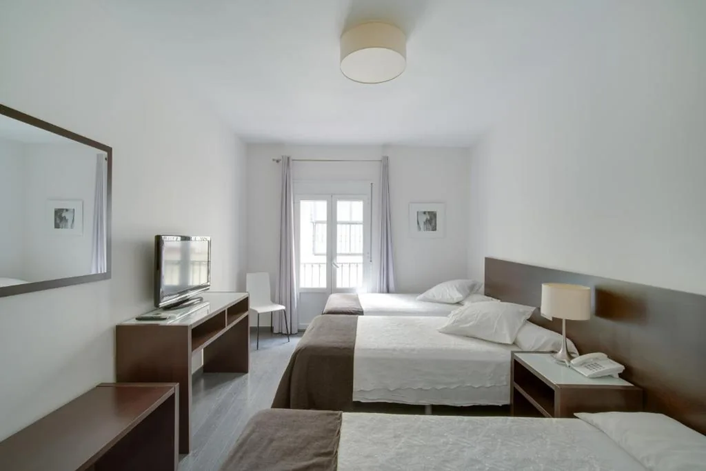 Habitación Triple Estándar — Hotel Madrid de Sevilla by SHS
