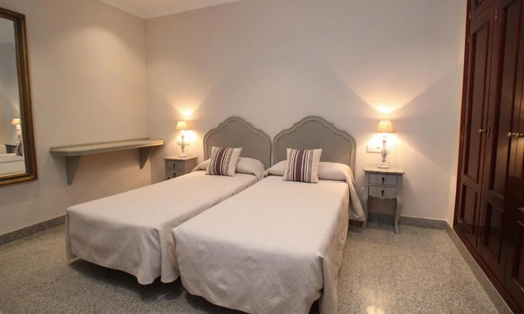 Habitación Triple Confort con ducha — Hotel Maestranza