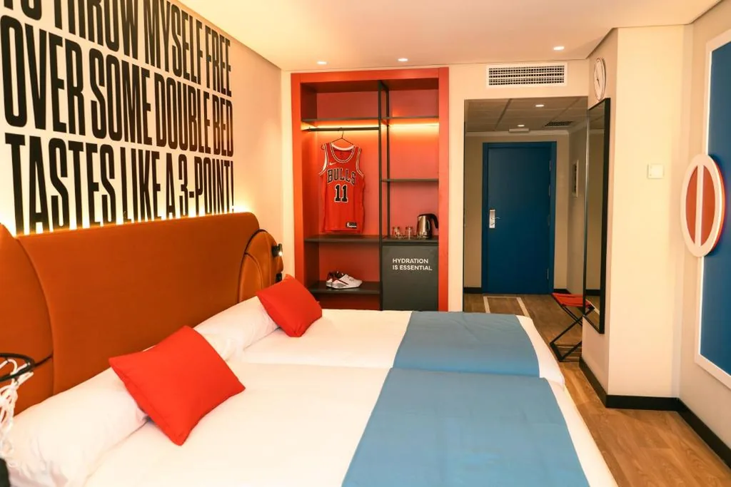 Habitación cuádruple Alley Oop con temática de baloncesto — Hotel Magic Sports 4