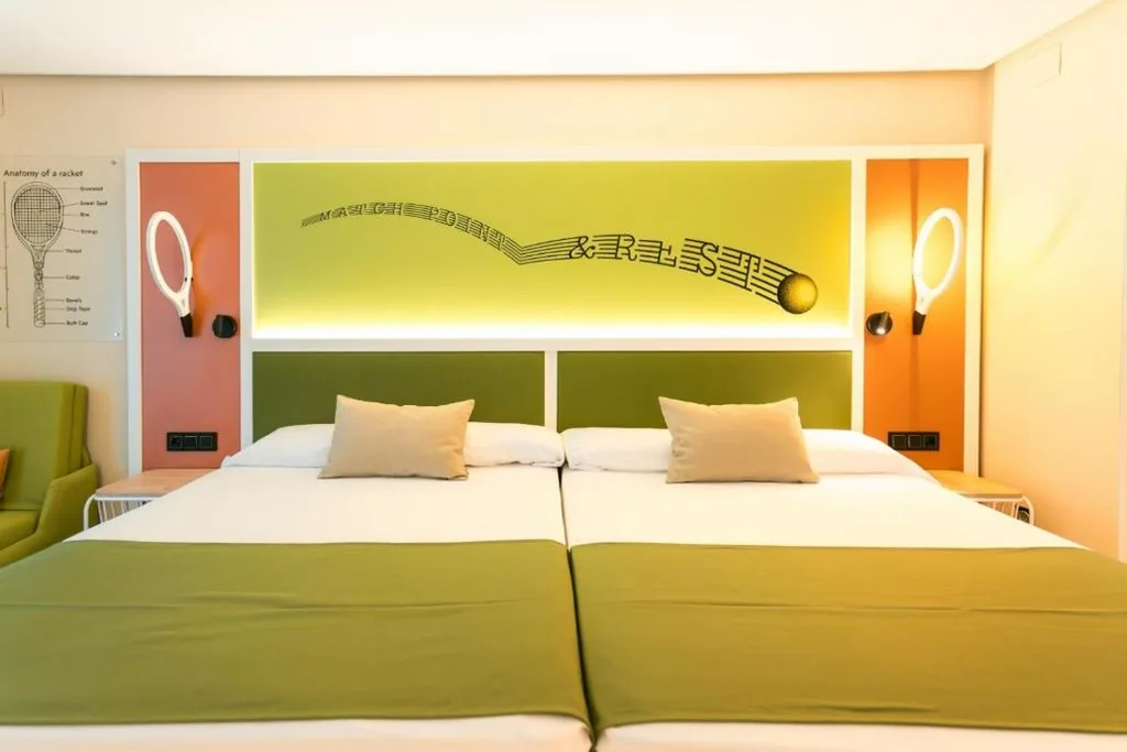 Habitación cuádruple Grand Slam con vistas a la piscina y temática de tenis — Hotel Magic Sports 4