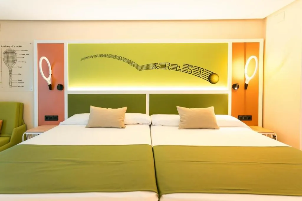 Habitación cuádruple Match Point con temática de tenis — Hotel Magic Sports 4