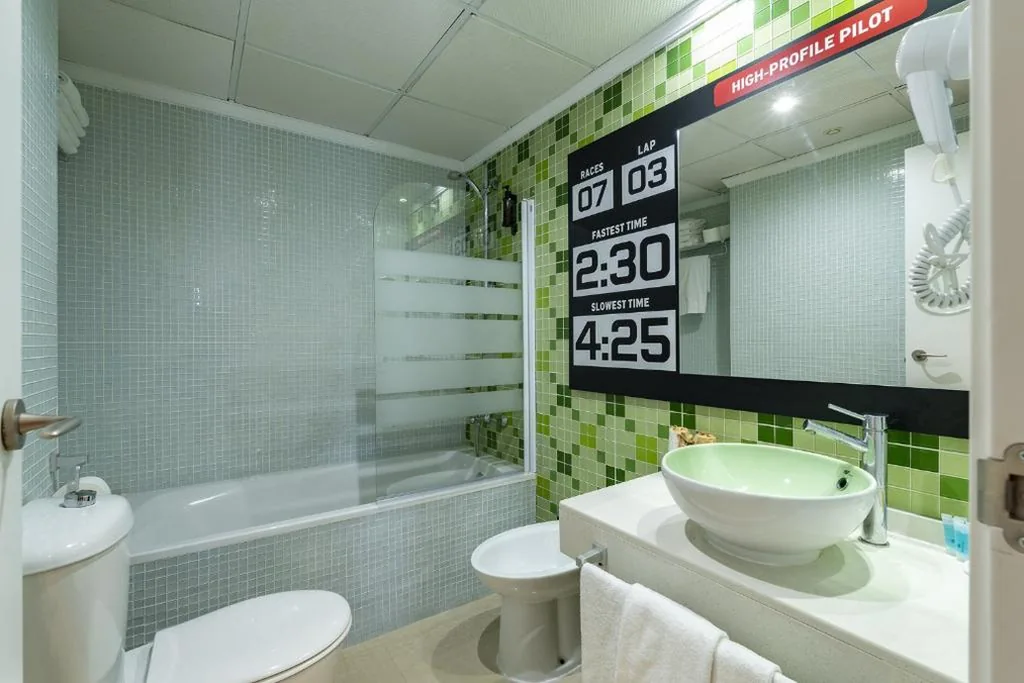 Habitación Cuádruple Superior F1 con temática de motor — Hotel Magic Sports 4