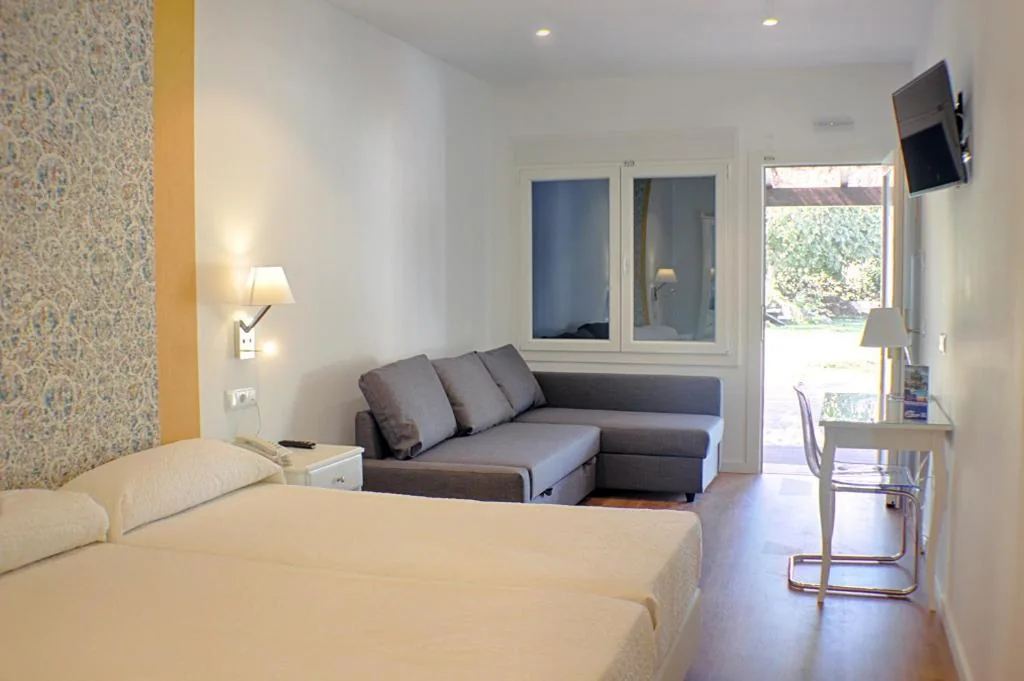 Superior-Doppelzimmer mit Poolblick – 1 oder 2 Betten — Hotel Malaga Picasso