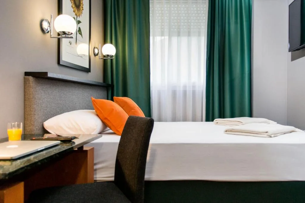 Habitación Doble Pequeña — Hotel Malcom and Barret