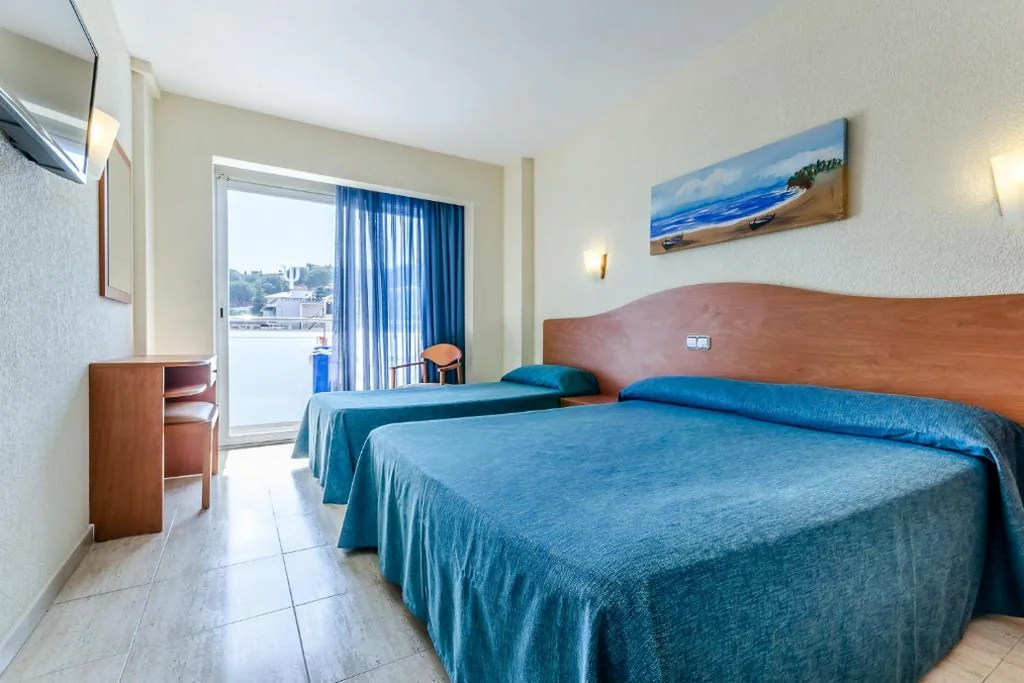 Habitación Triple con vistas a la piscina (3 adultos) — Hotel Mar Blau