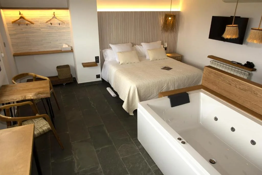 Habitación con cama grande y bañera de hidromasaje — Hotel Mar d'Espills - Adults Only