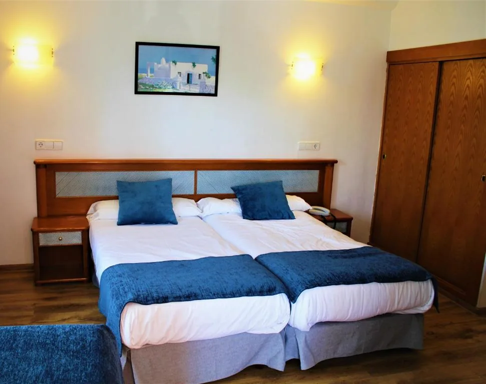Doppelzimmer mit Balkon - 2 Betten — Hotel Marbel