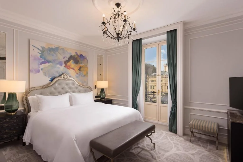 河景一卧室Junior Suite，配1张特大床 — Hotel Maria Cristina, a Luxury Collection Hotel, San Sebastian