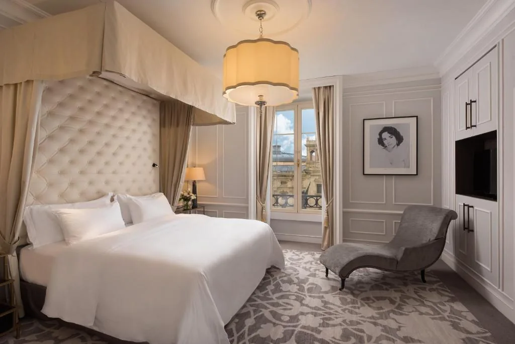 河景一卧室Royal Suite，配1张特大床 — Hotel Maria Cristina, a Luxury Collection Hotel, San Sebastian