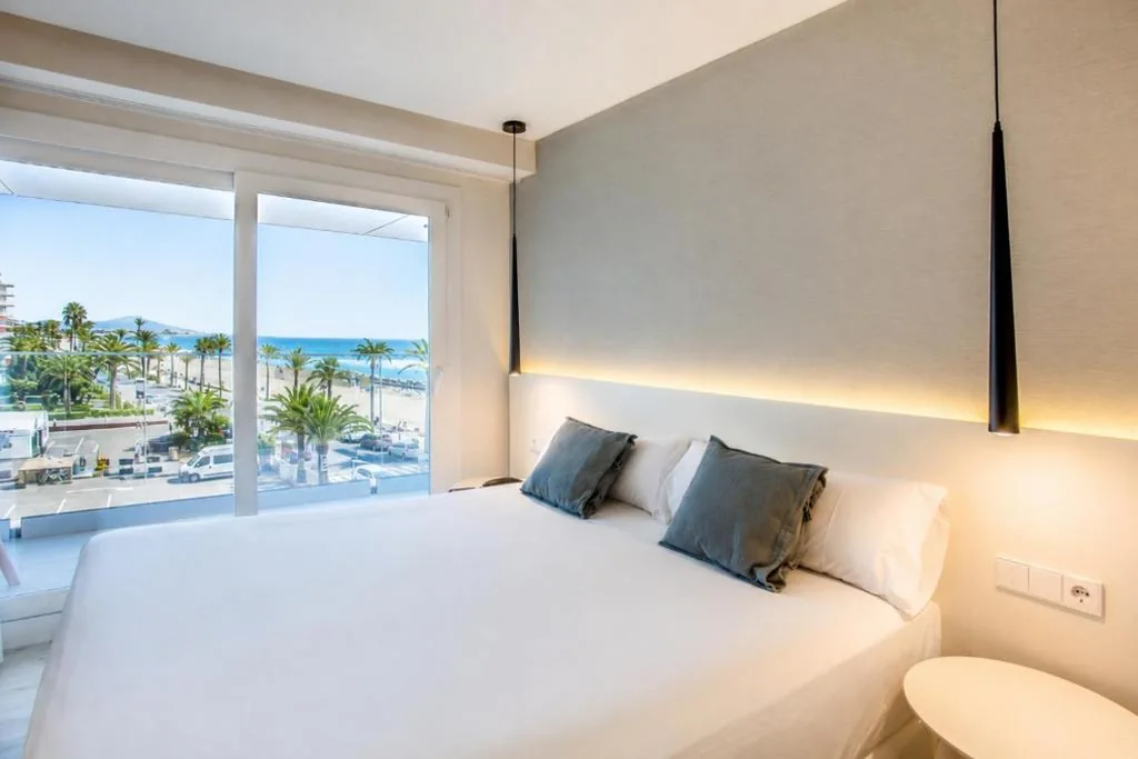 Habitación Doble Deluxe con vistas laterales al mar y balcón — Hotel María Cristina