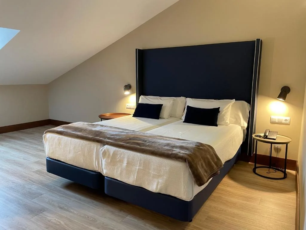 Doppelzimmer mit Dachschräge - 2 Betten — Hotel Maria Cristina