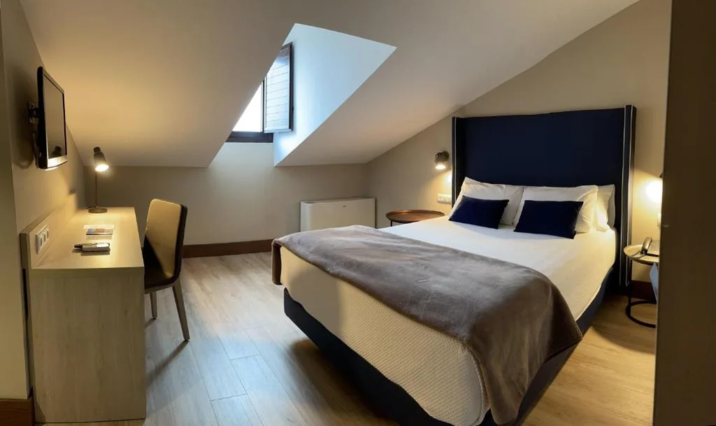 Einzelzimmer mit Dachschräge — Hotel Maria Cristina