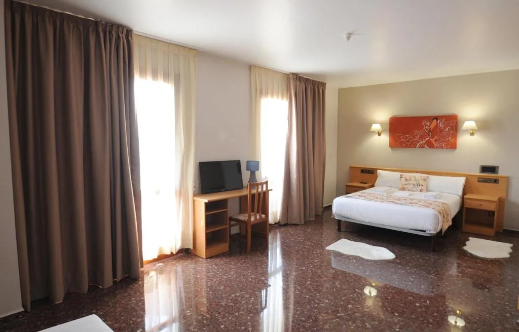 Basic-Dreibettzimmer — HOTEL MARIA ROSA