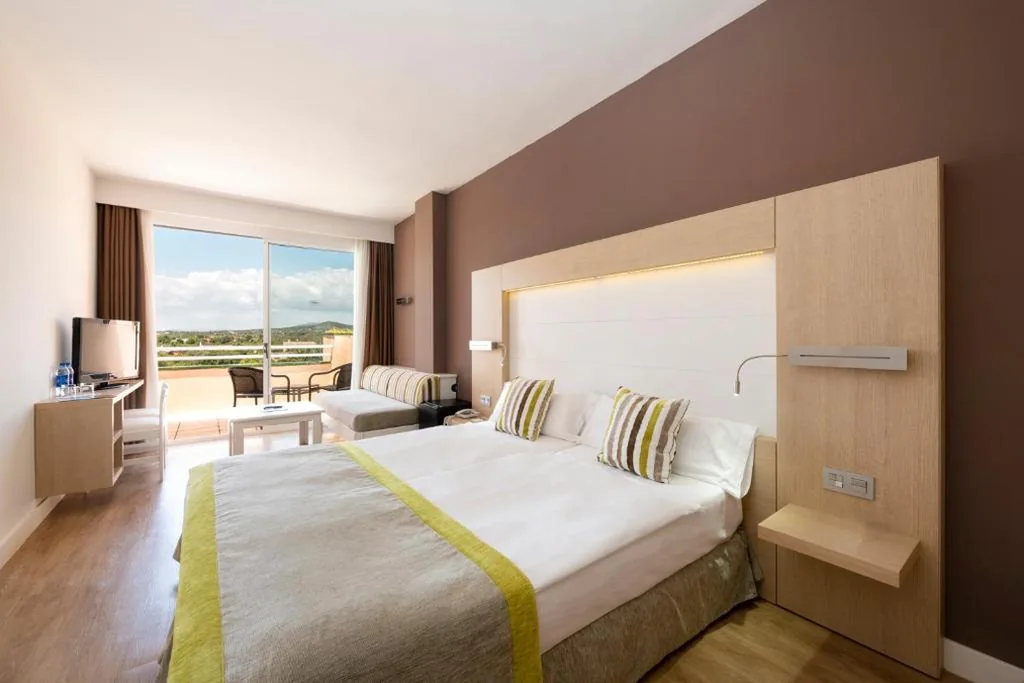 Habitación Familiar Estándar — Hotel Mariant Park