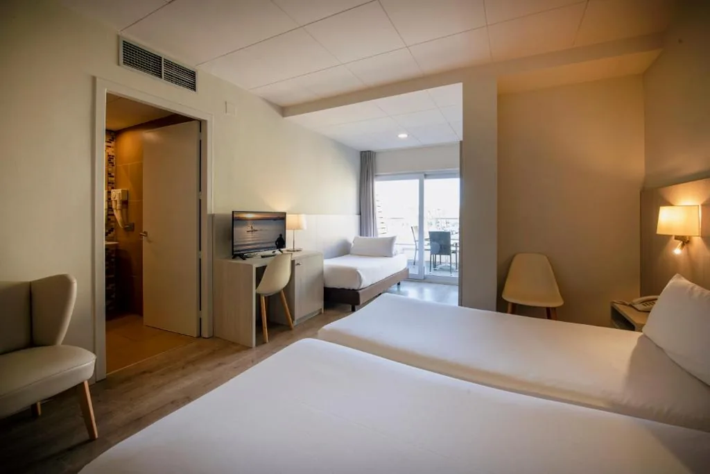 Driepersoonskamer met gedeeltelijk uitzicht op zee — Hotel Marina
