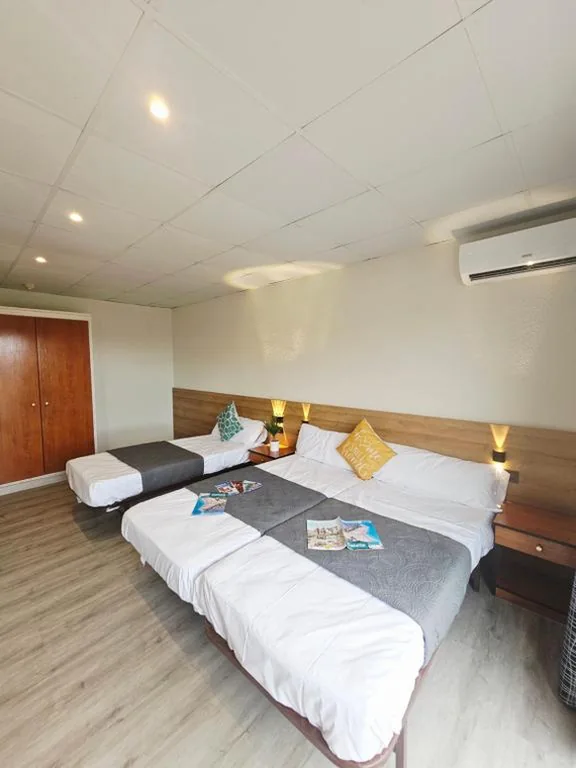 Quarto Triplo com casa de banho privativa — Hotel Marisol by Dynamic Hotels