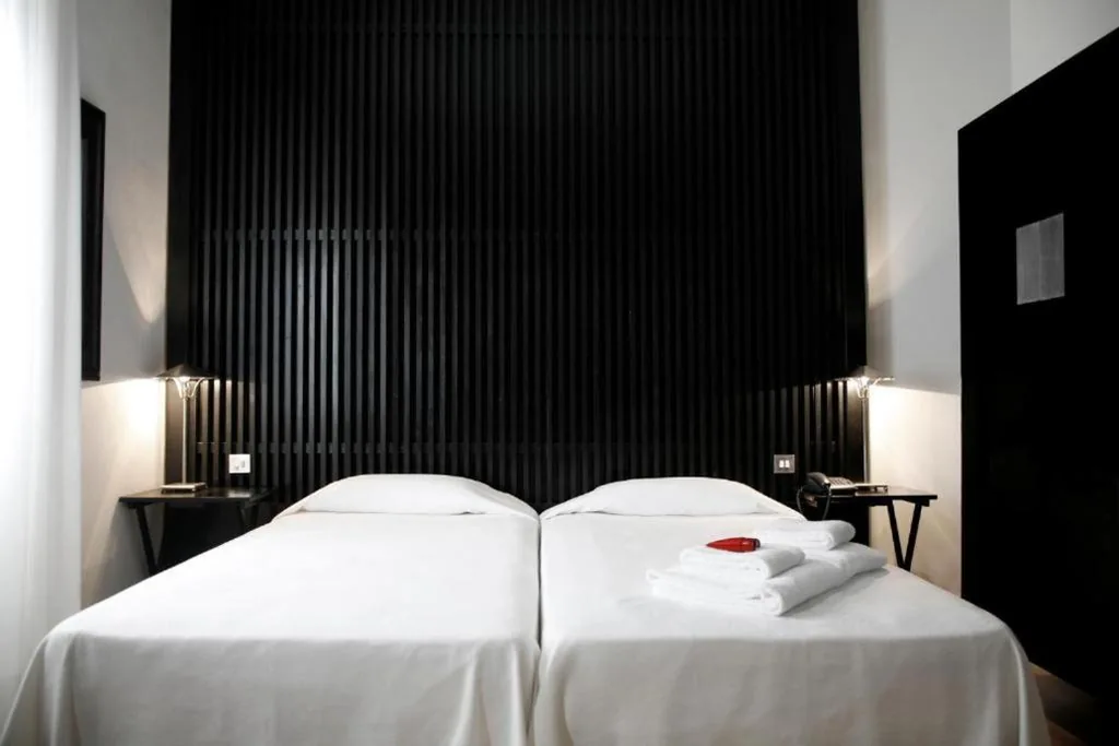 带停车位的双人间 - 一张或两张床 — Hotel Market