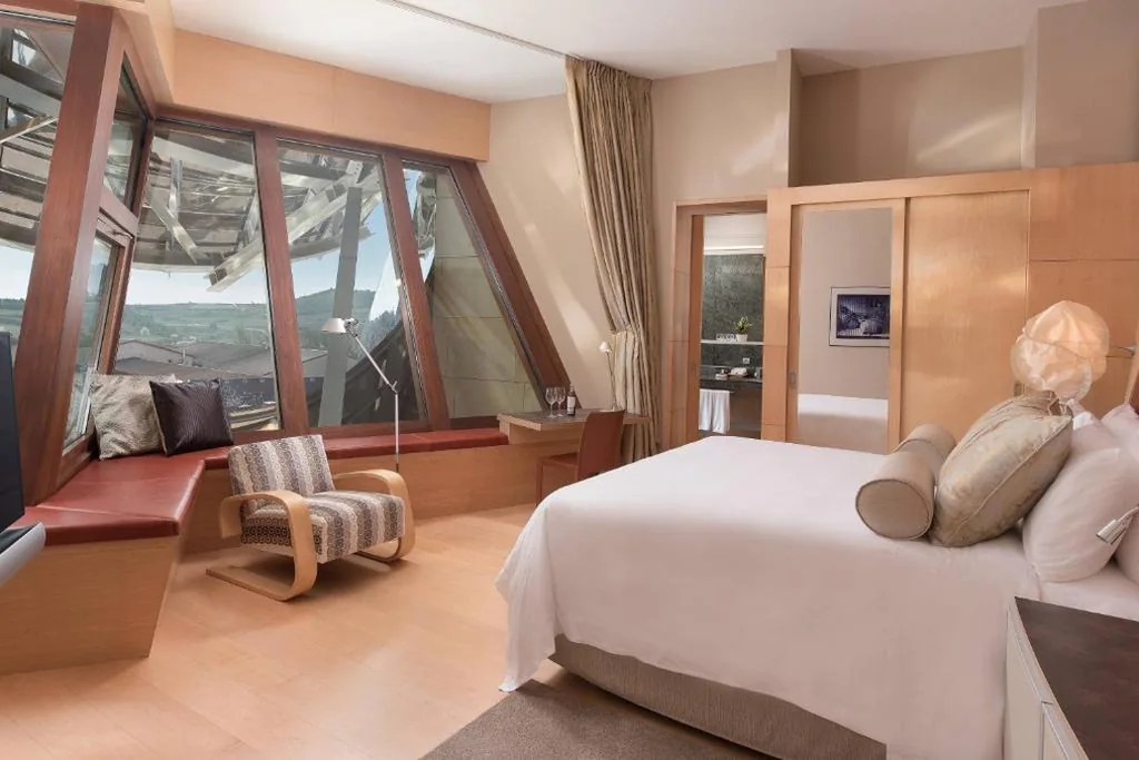 Camera Gehry Deluxe con 1 letto matrimoniale extra-large e vista sulla cantina e sulle montagne — Hotel Marqués de Riscal, a Luxury Collection Hotel, Elciego