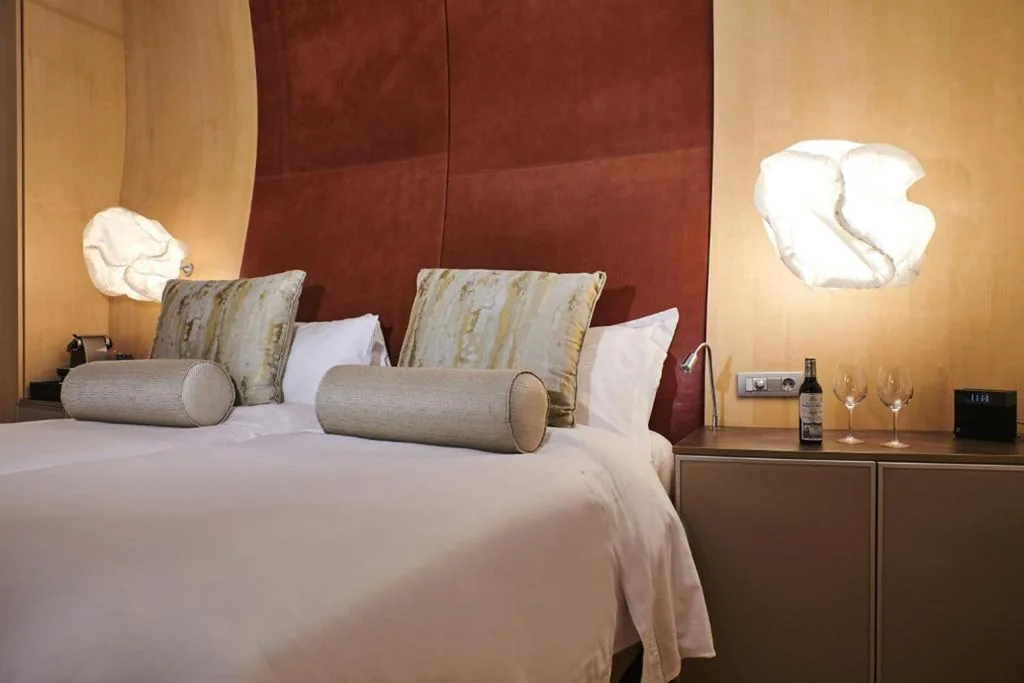Camera Premium Gehry con 1 letto matrimoniale extra-large e vista sul paese di Elciego — Hotel Marqués de Riscal, a Luxury Collection Hotel, Elciego