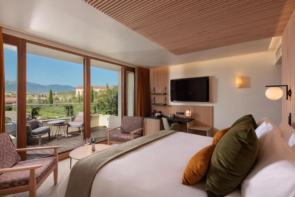 Camera Premium Spa con 1 letto matrimoniale extra-large e vista sul paese di Elciego — Hotel Marqués de Riscal, a Luxury Collection Hotel, Elciego