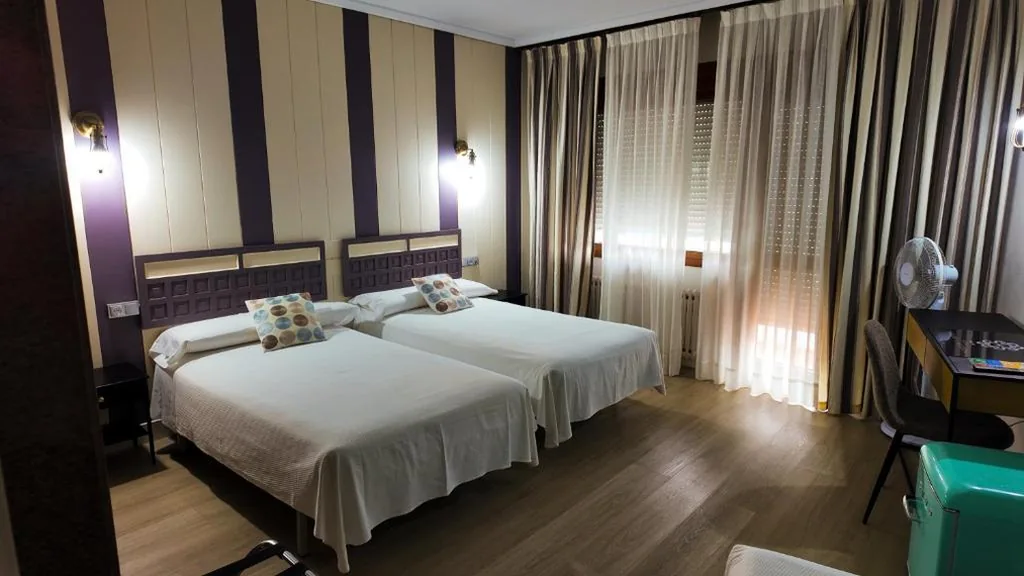 Habitación Triple con balcón — Hotel Marqués de Santillana