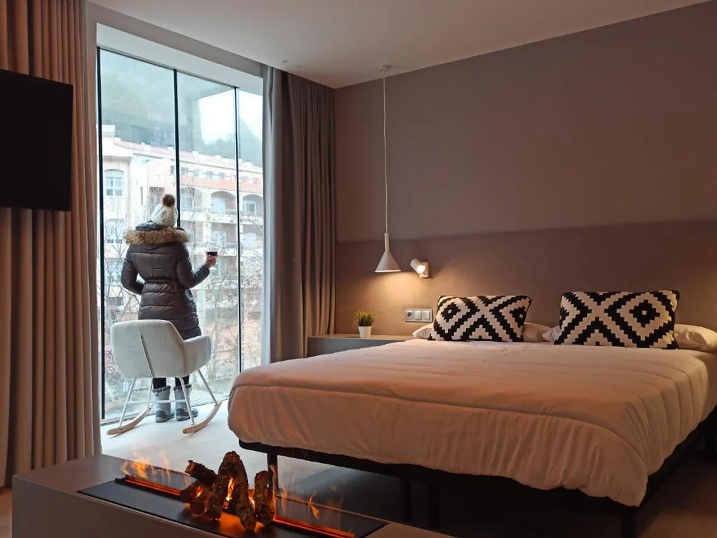 Suite com cama de casal extragrande e varanda — Hotel Marrodan Arnedillo