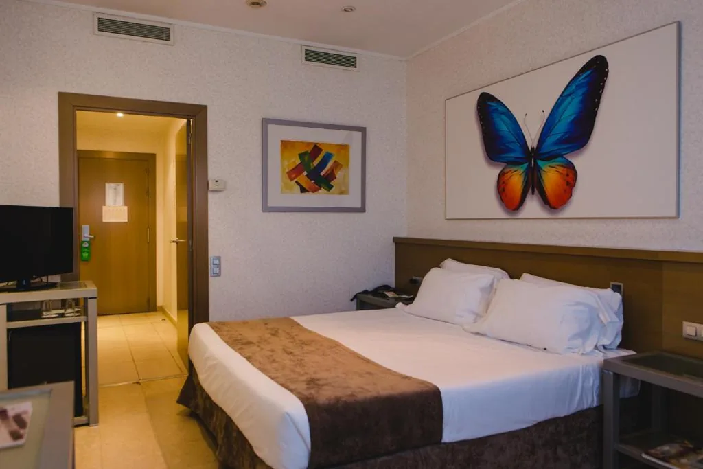 Habitación Triple adaptada para personas con movilidad reducida — Hotel Mas Camarena