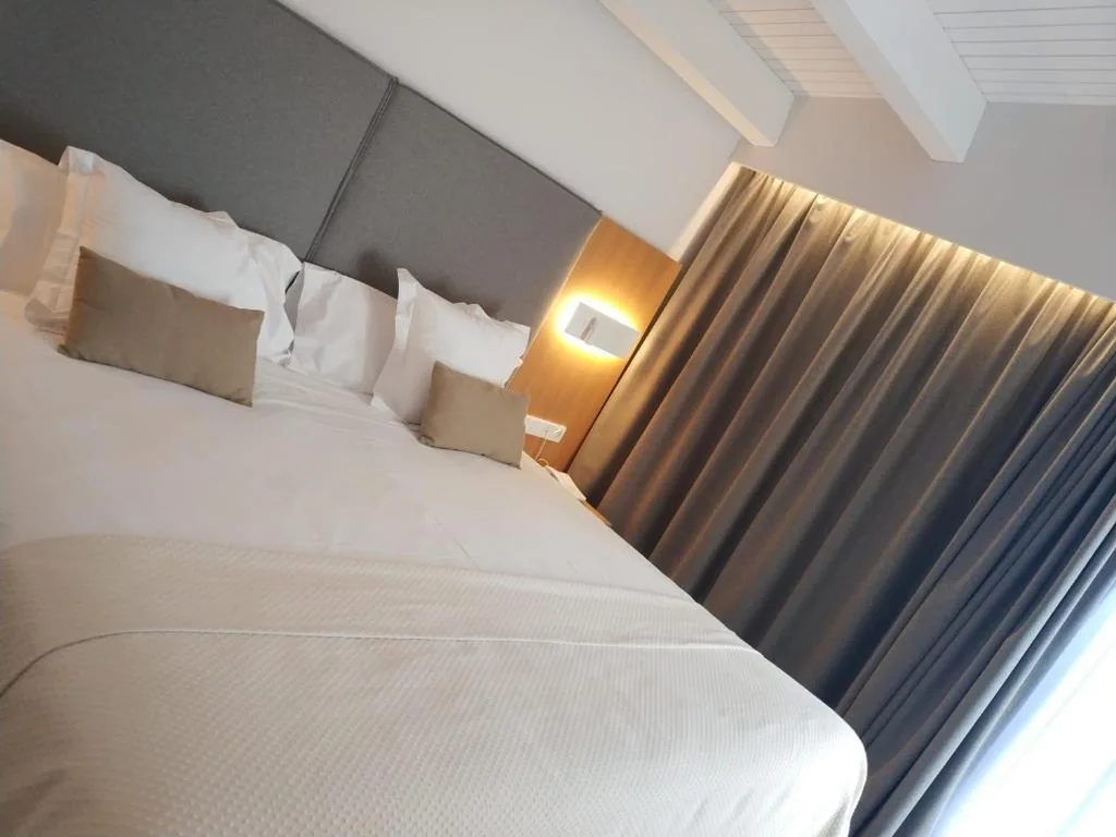 Camera con letto matrimoniale extra large — Hotel Mas Catxina
