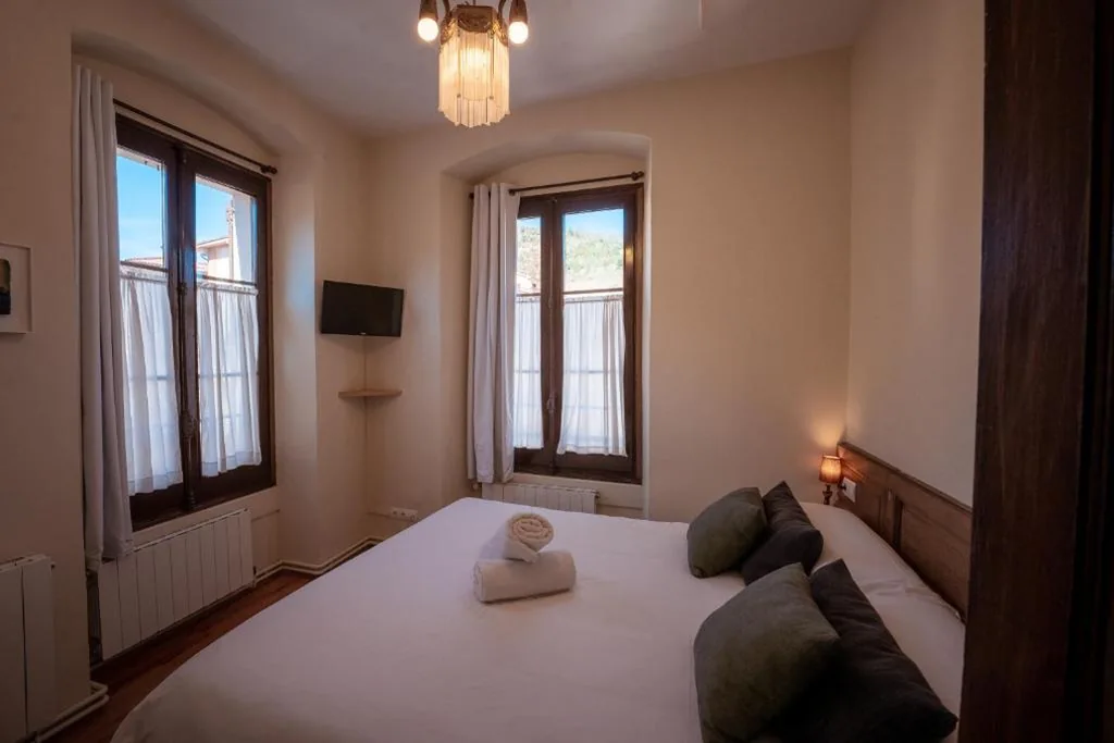 Deluxe-Doppelzimmer mit Whirlpool-Badewanne (2 Erwachsene + 2 Kinder) — Hotel Mas de Xaxas