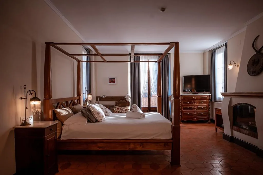 Suite Grand Deluxe mit Terrasse und Bad — Hotel Mas de Xaxas
