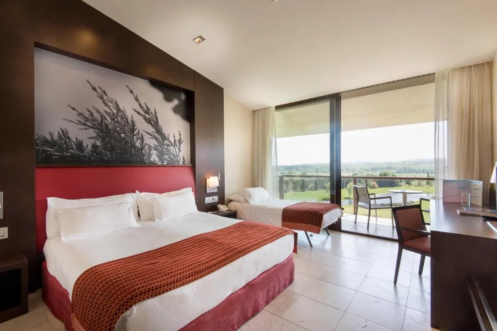Doppelzimmer mit Zustellbett (2 Erwachsene + 1 Kind) — Hotel Mas Solà
