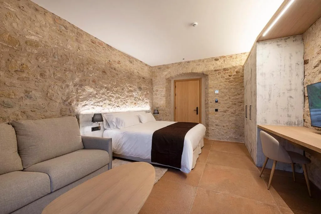 Habitación con cama extragrande y vistas al jardín — Hotel Mas Vidal Vilafreser
