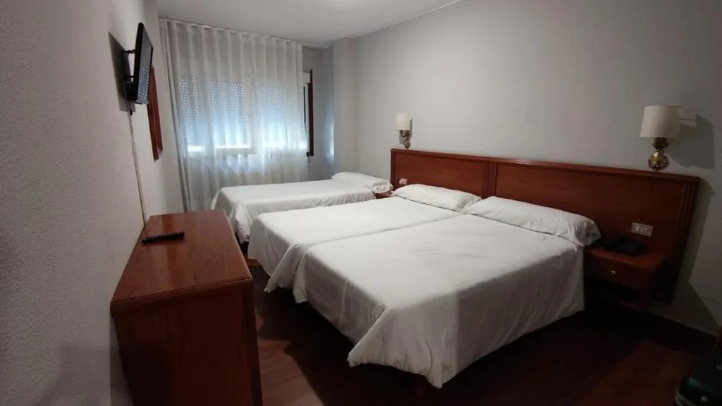 Dreibettzimmer — Hotel Maycar