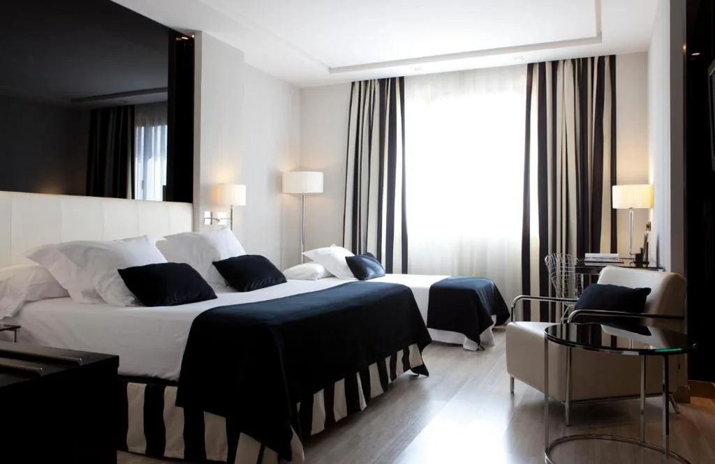 エキストラベッド付きダブルルーム — Hotel Maydrit Airport