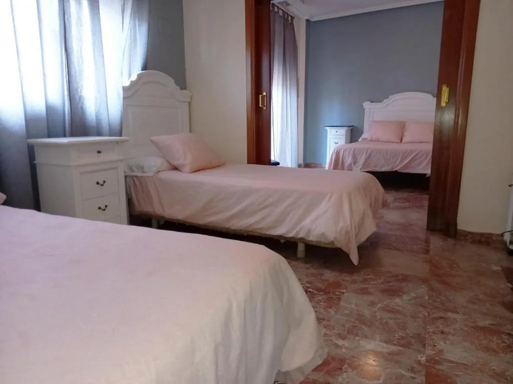 扇風機・暖房付き4人部屋 — Hotel Medina Centro