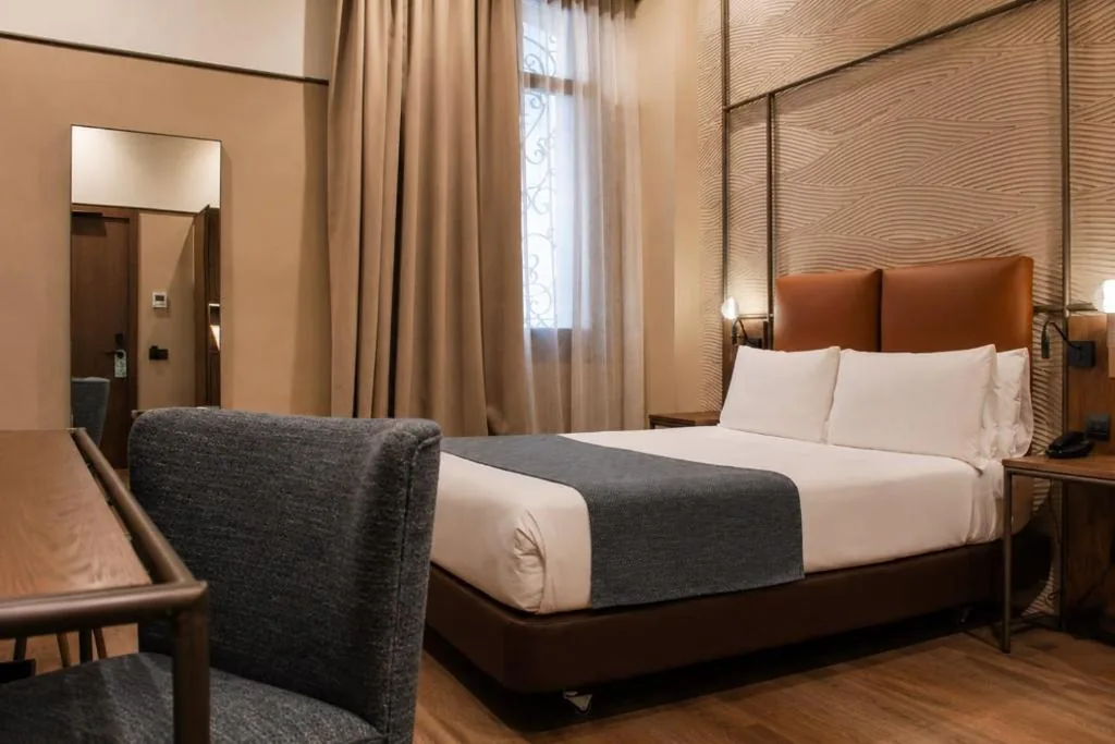 Habitación Doble Exterior — Hotel Medinaceli 4 Sup