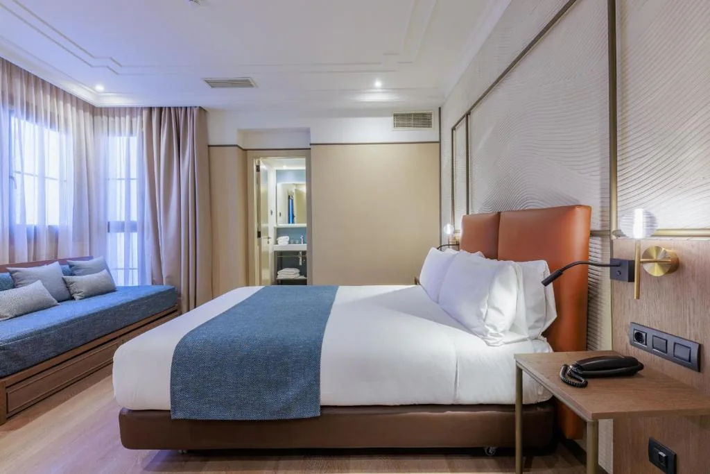 Habitación Triple Interior — Hotel Medinaceli 4 Sup
