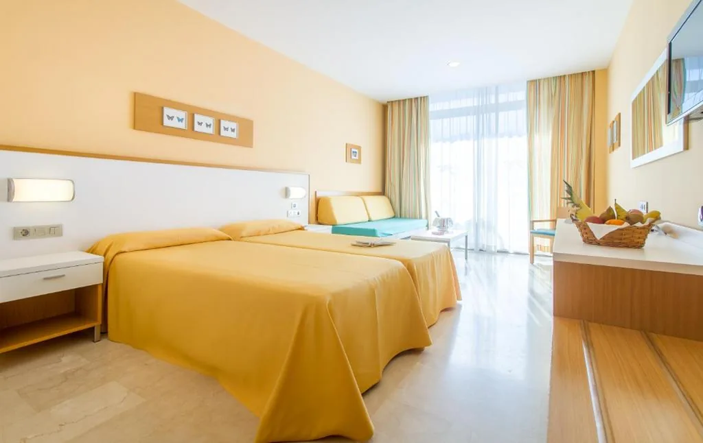 Vierbettzimmer mit Poolblick (3 Erwachsene + 1 Kind) — Hotel Mediterraneo
