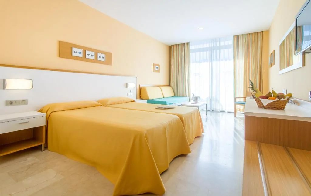 Dreibettzimmer (3 Erwachsene) — Hotel Mediterraneo