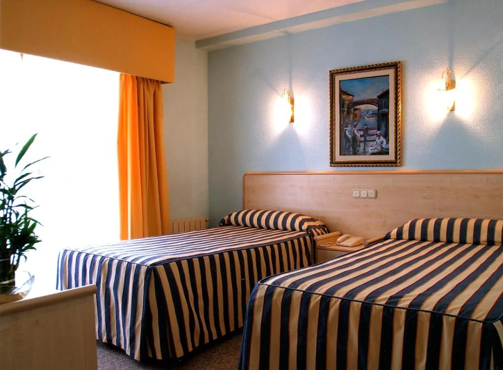 Habitación Doble con balcón - 2 camas — Hotel Mediterráneo