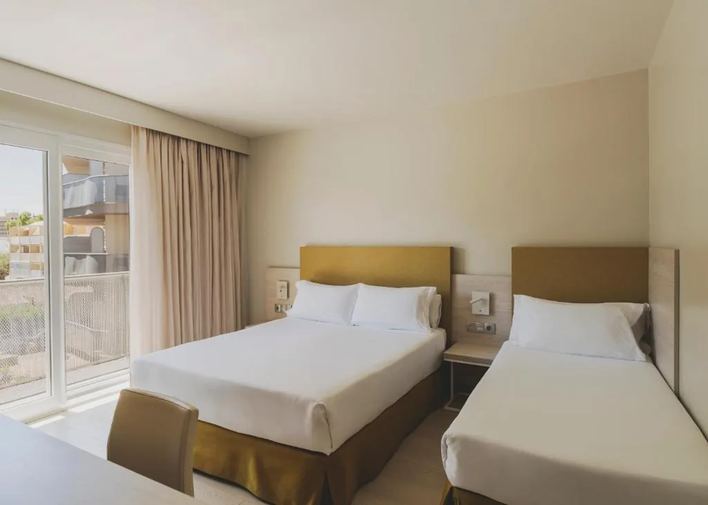Camera tripla (2 adulti + 1 bambino) — Hotel Mediterráneo