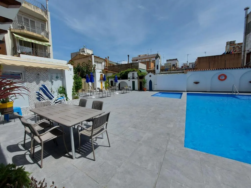 Habitación Doble Superior con vistas a la piscina — Hotel Mediterrani Express