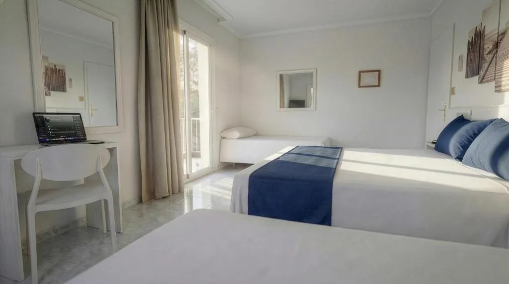Habitación Cuádruple con balcón — Hotel Medium Claramar