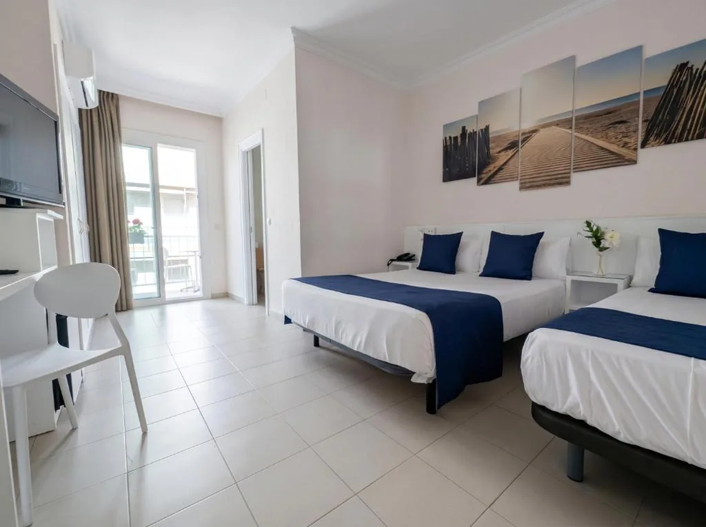 Habitación Triple con balcón — Hotel Medium Claramar