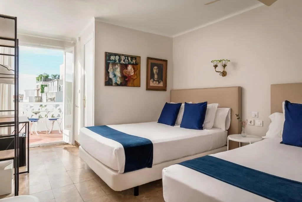 Triple Room with Terrace — Hotel Medium Romantic