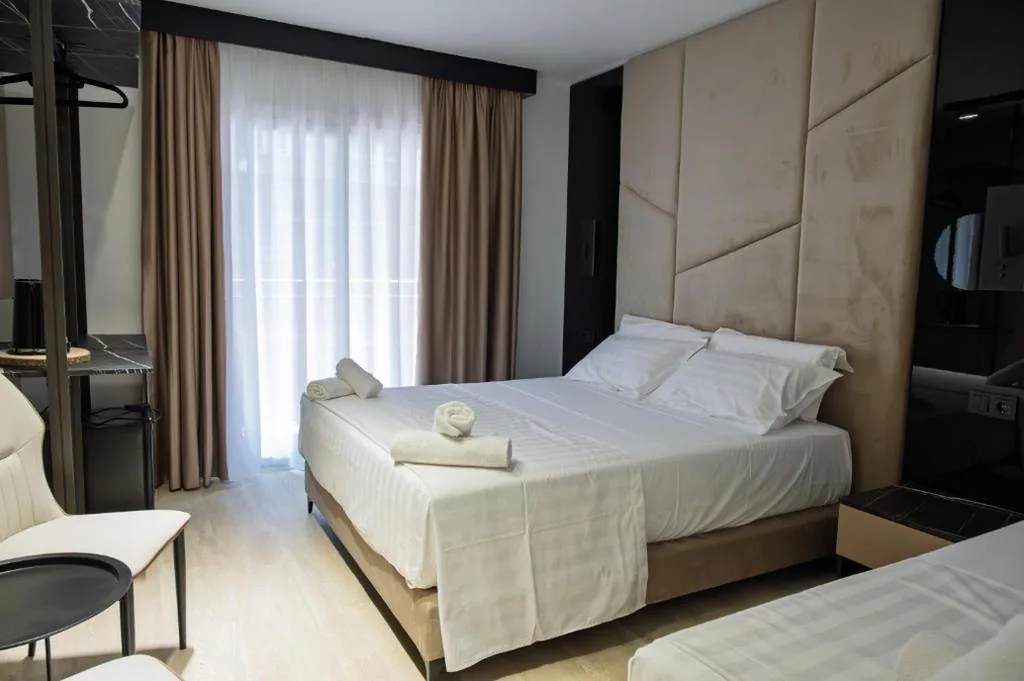 Camera tripla con balcone — Hotel Mefolinkel Suits