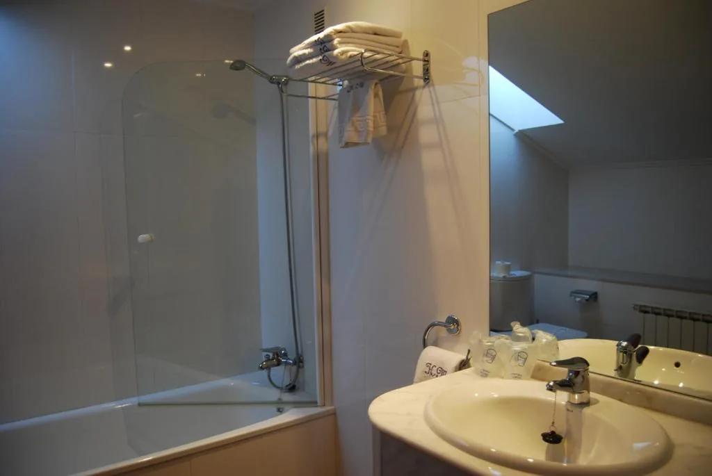 Chambre double avec 1 lit d’appoint – 2 lits — Hotel Meleiros