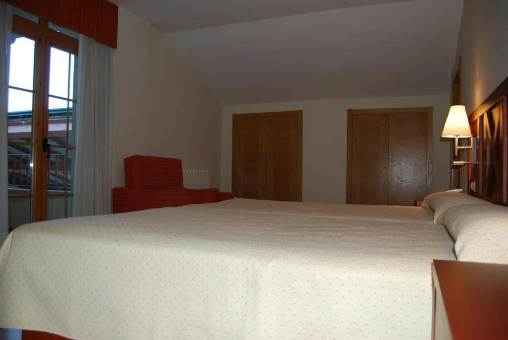 Chambre double avec 2 lits d’appoint – 2 lits — Hotel Meleiros