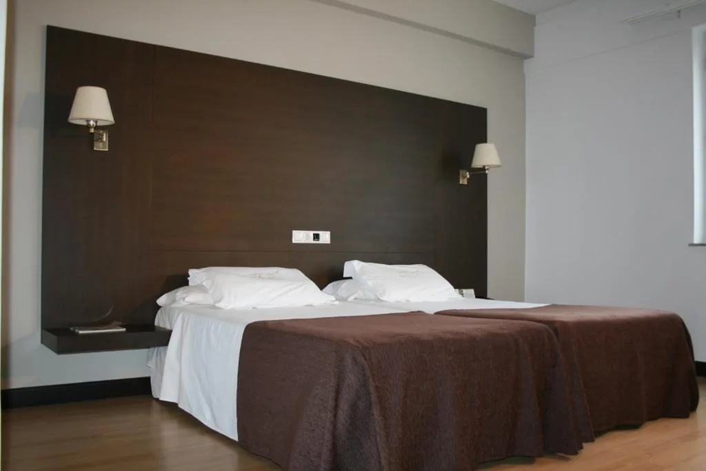 Camera doppia (2 adulti + 1 bambino) - 1 o 2 letti — Hotel Mendez Nuñez